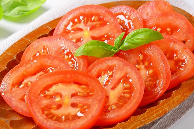 Pun vitamina, sprečava rak, čuva kosti: Zdravstvene prednosti paradajza su brojne!