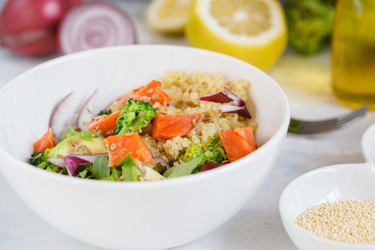 Letnja salata za mršavljenje: Zasitna, ukusna, lako se sprema! (RECEPT)