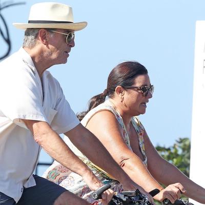 Njihova ljubav je opasna po život: I dok voze bicikle, oni se drže za ruke! (FOTO)