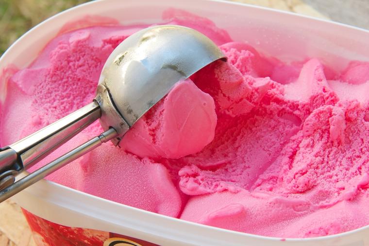 Ovo nikad ne smete da uradite sa sladoledom: Možete da se otrujete, mozak je prvi na udaru!