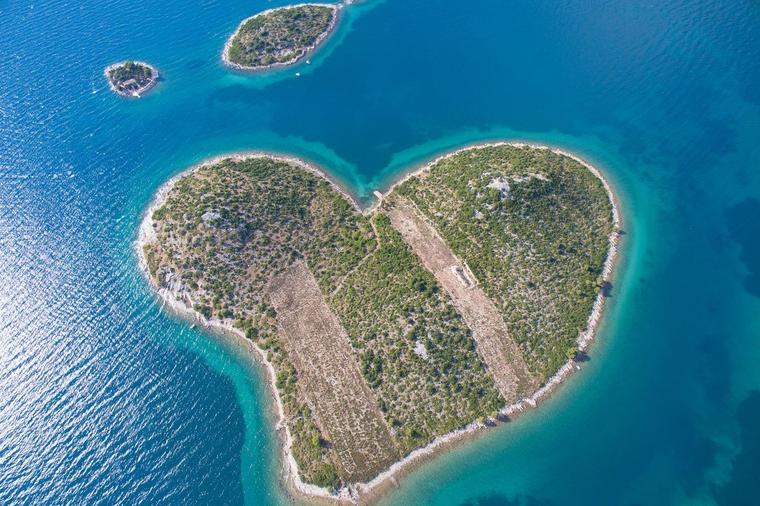 Postoje samo 4 ovakva na celoj planeti: Jedno ostrvo u obliku srca nalazi se u našem komšiluku! (FOTO)