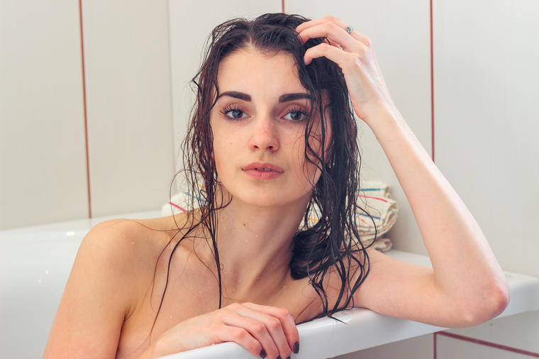 Nikad ne ostavljajte kosu mokru  dugo nakon pranja: Evo zašto!