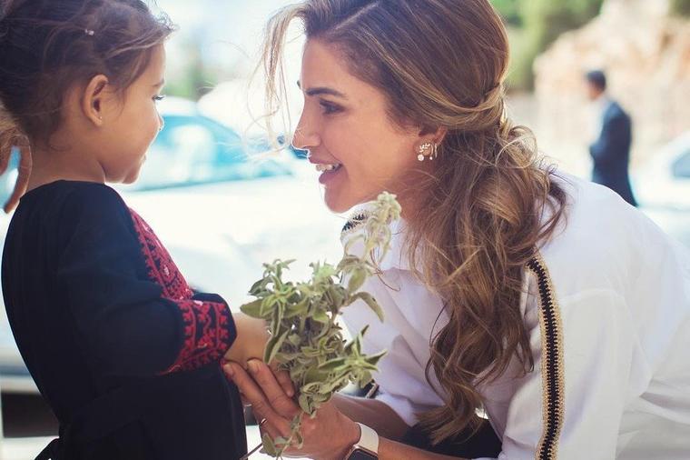 Kraljica Ranija je dokaz da lepo ne mora da bude i skupo: Njenom stilu ne možemo da nađemo zamerku! (FOTO)