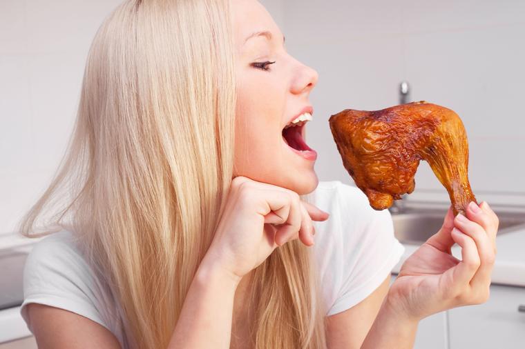 Žene, ovde sve grešite: Ove stvari nikako ne smete da radite pre pečenja piletine!
