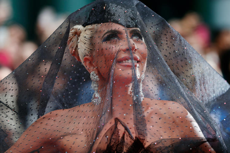 Lejdi Gaga u suzama: Oduševila publiku svojom prvom filmskom ulogom!