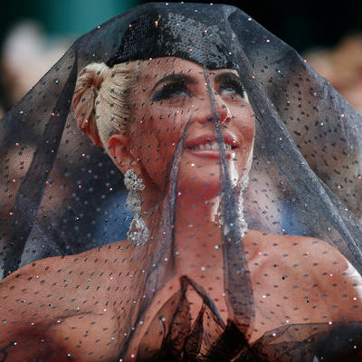 Lejdi Gaga u suzama: Oduševila publiku svojom prvom filmskom ulogom!