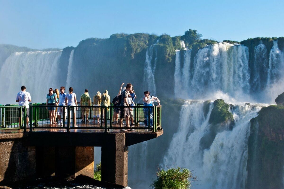 Водопады для туристов. Игуасу (национальный парк, Аргентина). Водопад Игуасу смотровая площадка. Водопад Игуасу туристы. Национальный парк Игуасу для туристов.