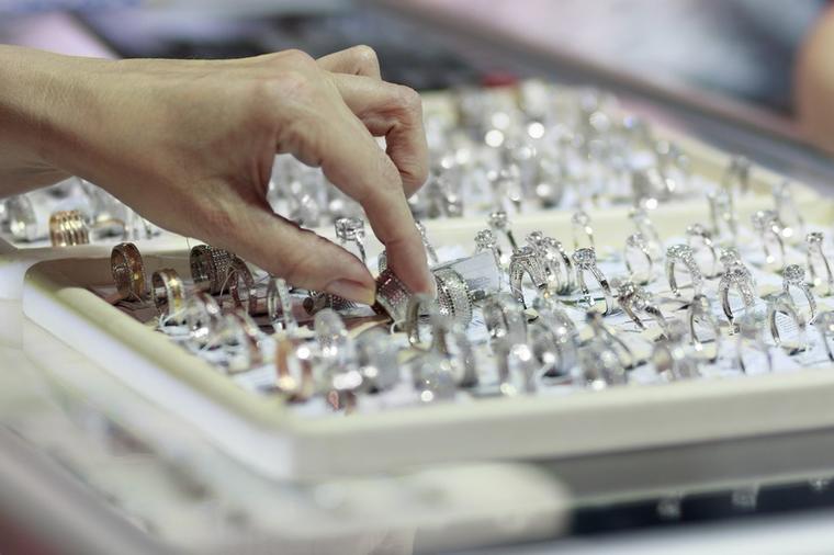Jeftino srebro i gvožđe prodaju kao platinu i belo zlato: Evo kako da prepoznate da li je nakit lažan!
