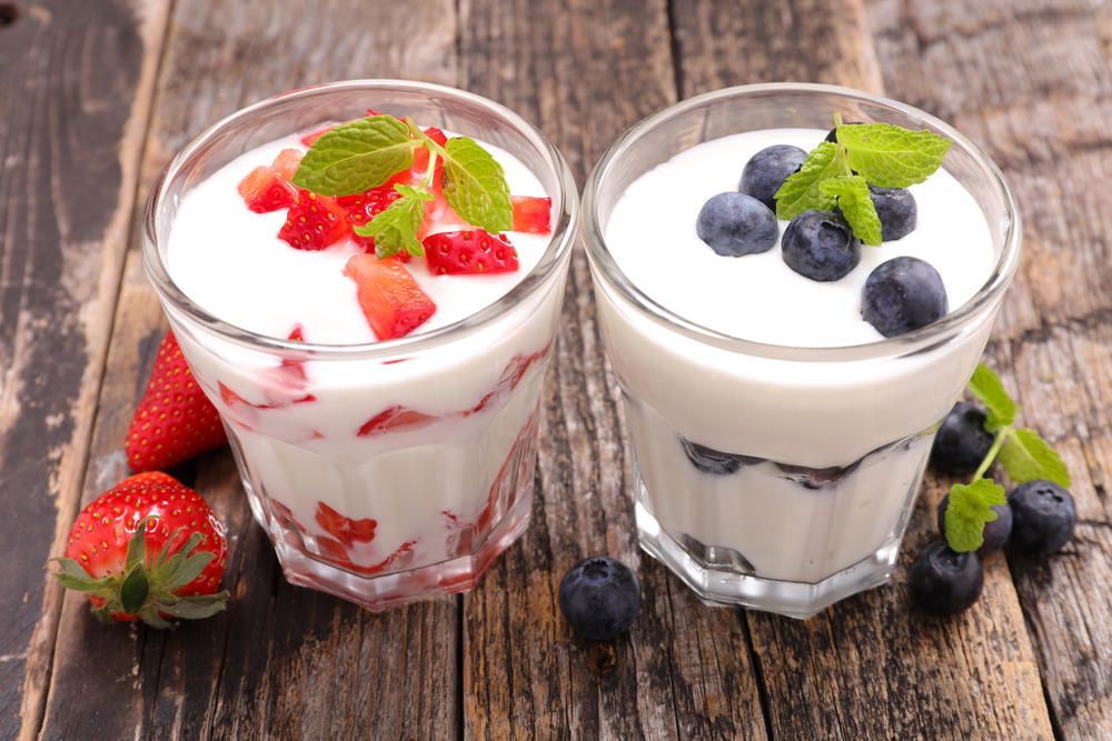 Jogurt sa svežim voćem je idelna užina ili večera   
