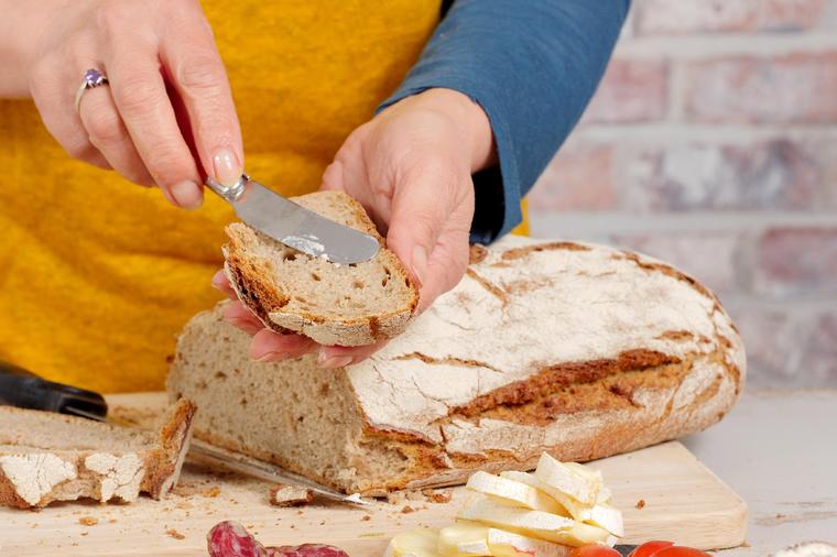 Miris domaćeg i vrućeg hleba vraća nas u detinjstvo: Evo 4 razloga zašto treba da ga jedete!