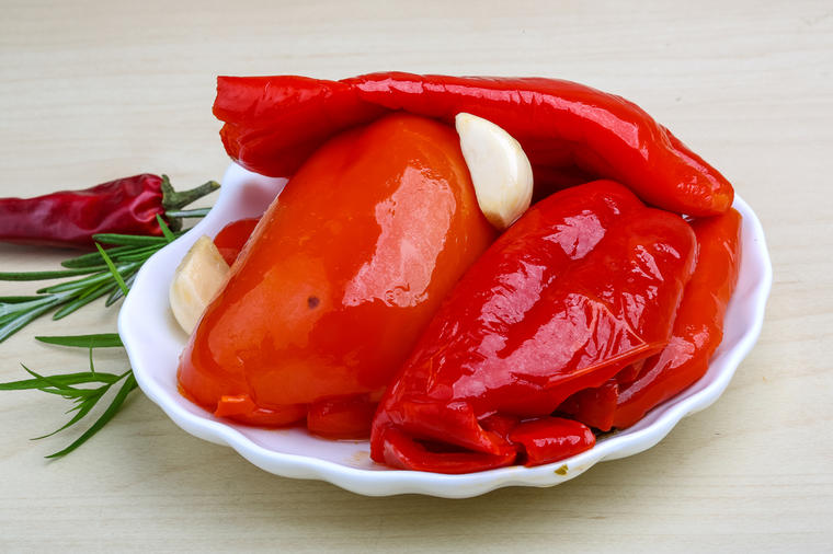 Zimnica za 20 minuta: Najbrži način pripremanja lučenih paprika! (RECEPT)