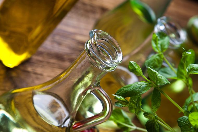 Maslinovo ulje čini čuda za izgled: Uklanja celulit, podočnjake i vraća kosi sjaj! (RECEPT)