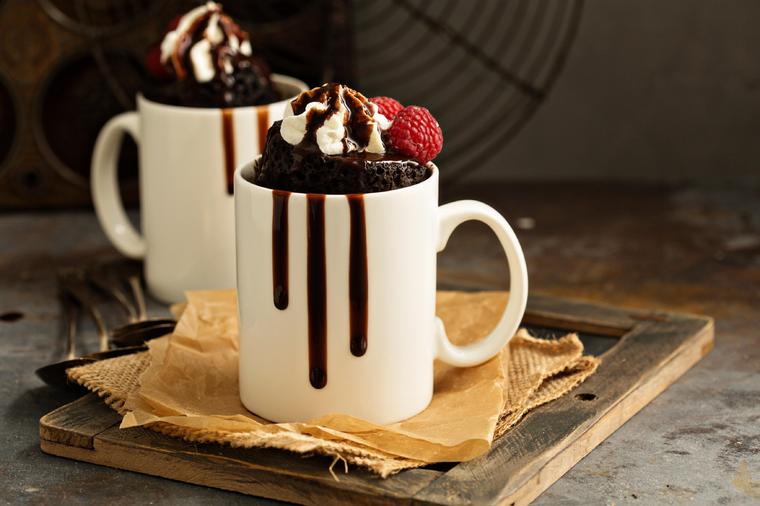 Gotov za nekoliko minuta: Napravite ovaj dezert u šolji i uživajte u spoju čokolade i kikirikija! (RECEPT)