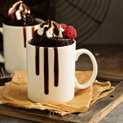 Gotov za nekoliko minuta: Napravite ovaj dezert u šolji i uživajte u spoju čokolade i kikirikija! (RECEPT)