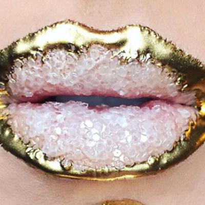 Bjuti trend koji je zapalio Instagram: Žene su odlepile za  šljokičastim usnama! (FOTO)