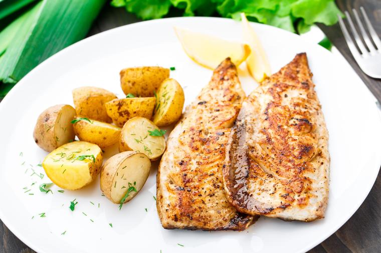 RUČAK ZA DANAS: Hrskavi riblji fileti sa sezonskom salatom - posni obrok za koji će vam trebati manje od 1000 dinara