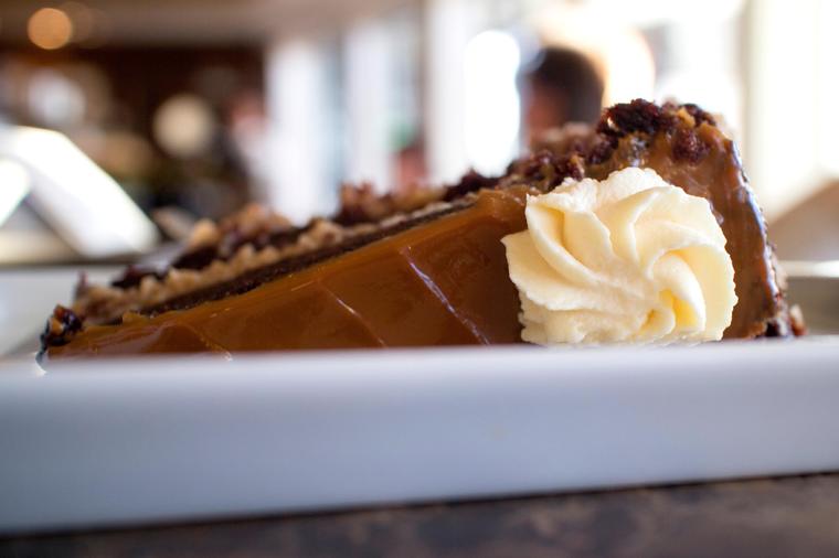 Ljubav na prvi zalogaj: Čokoladna torta gotova za 30 minuta, ukus će vas raspametiti! (RECEPT)