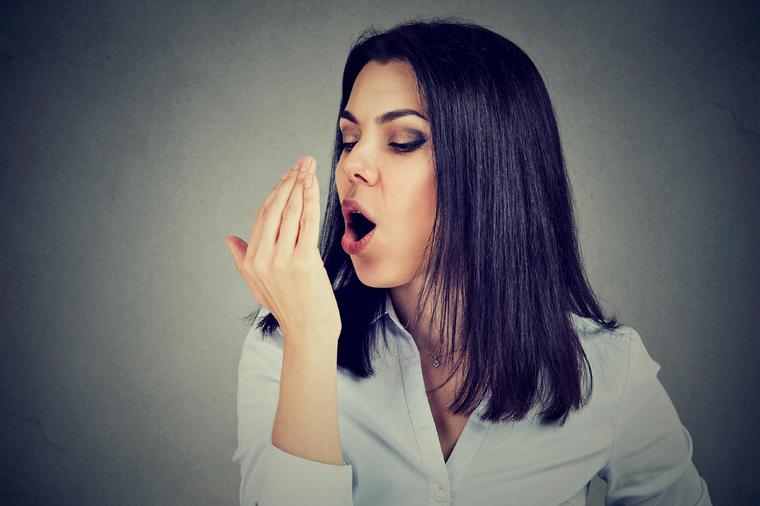 Muči vas loš zadah: Napravite ovu smesu i gledajte kako nestaje očas posla! (RECEPT)