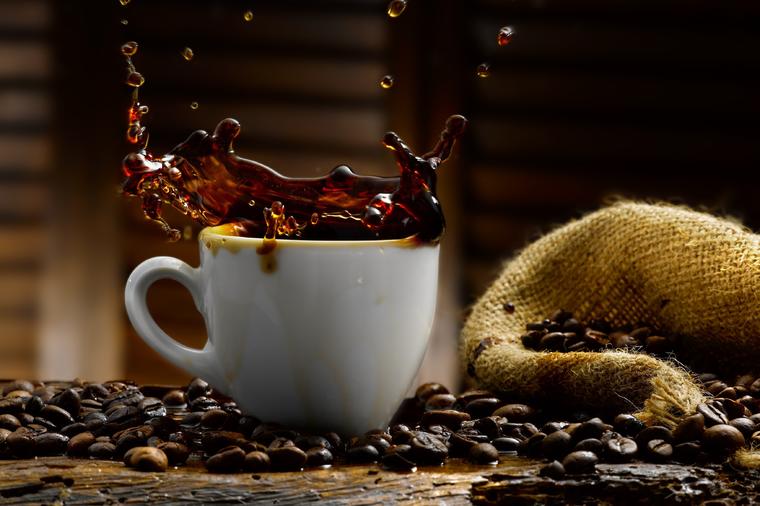 Profesionalno dekorisanje napitaka: Neka vaša kafa bude drugačija za samo nekoliko sekundi!