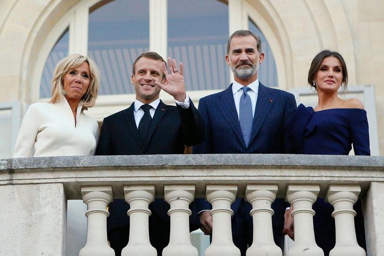 Modni dvoboj: Kraljica Leticija zasenila minić prve dame Francuske! (FOTO)