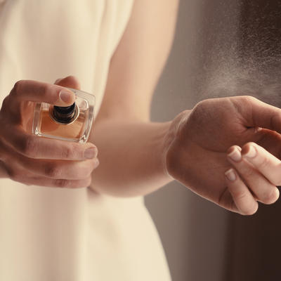 Zavešćete svakog muškarca: Ovaj miris vole da osete na ženama, a nije parfem!