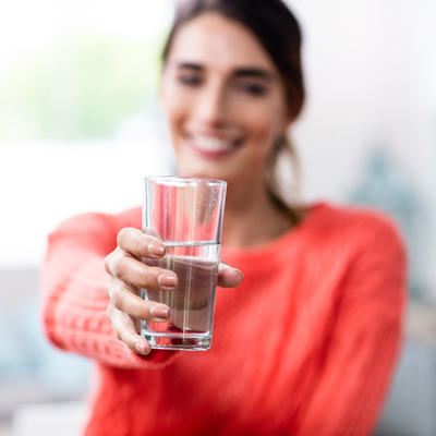 Blagotvorni uticaj na naš organizam: Zašto je važno piti čašu tople vode nakon svakog obroka?