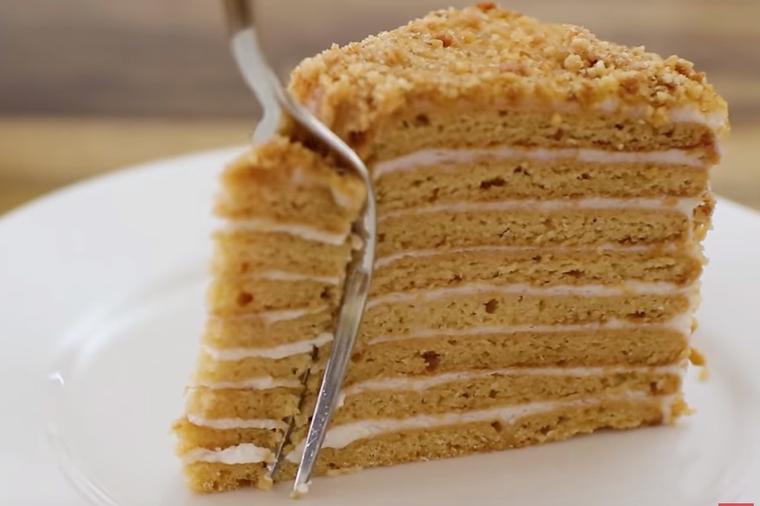 Medovik torta: Ruska medena poslastica koja će vas osvojiti na prvi zalogaj! (RECEPT)