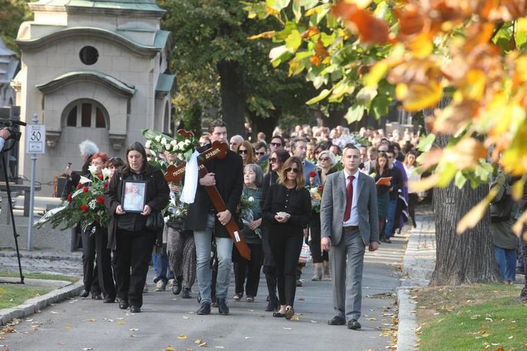 Diva ispraćena na večni počinak: Milena Dravić sahranjena u Aleji zaslužnih građana pored svog Gage! (FOTO)