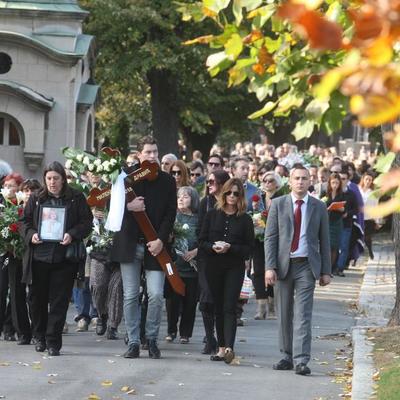 Diva ispraćena na večni počinak: Milena Dravić sahranjena u Aleji zaslužnih građana pored svog Gage! (FOTO)