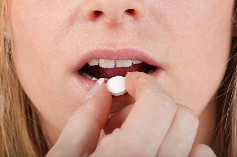 Zašto tabletu nikada ne treba gutati na suvo: Ozbiljna posledica koju dugo nećete ni primetiti