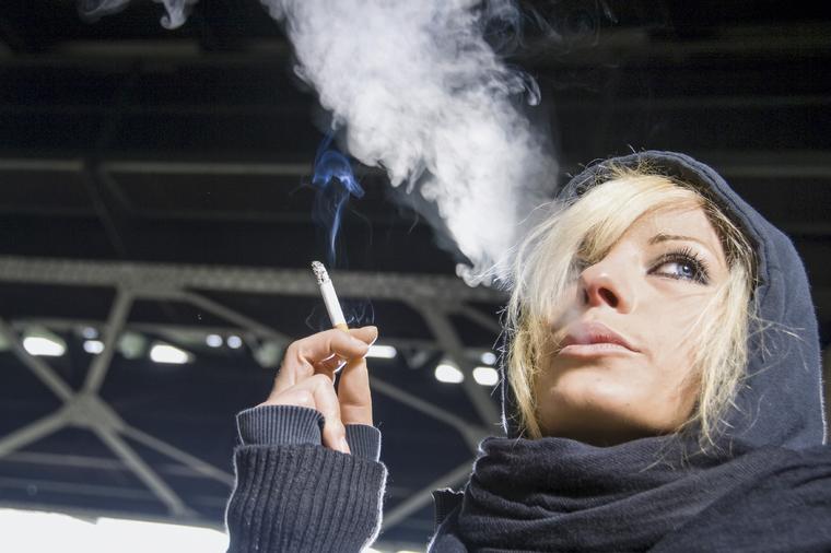 Naučnici tvrde: Ova aktivnost je gora od 20 cigareta dnevno, a svi je radite!