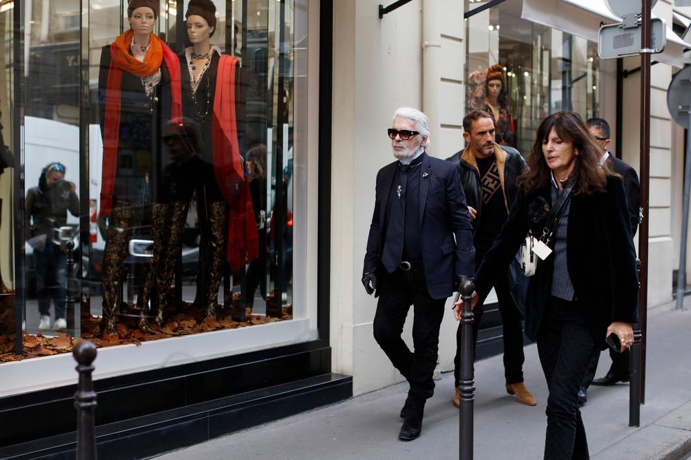 Karl Lagerfeld i Viržini Vijar u šetnji Parizom 