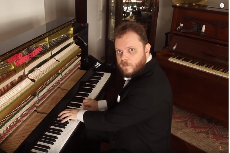 Mocart, despasito i ljubavni saveti: Gospodar klavira interpretacijama oduševljava svet! (VIDEO)