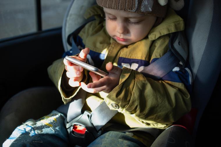 Roditelji, evo vam 10 razloga da detetu ne kupujete mobilni telefon do 12. godine: Apel pedijatra!