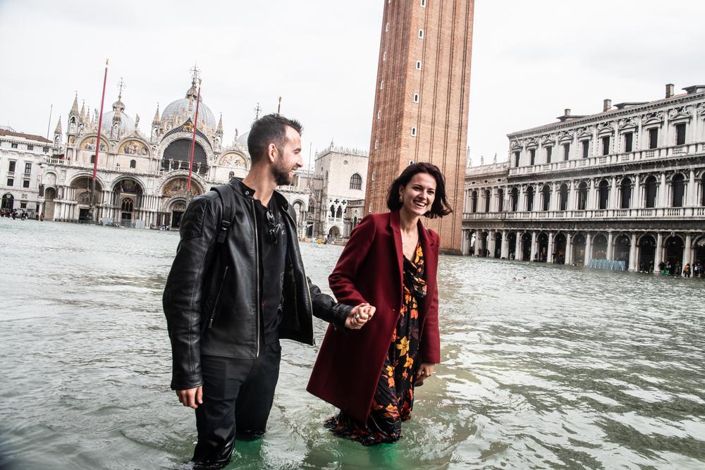 Romantična šetnja kroz poplavljenu Veneciju