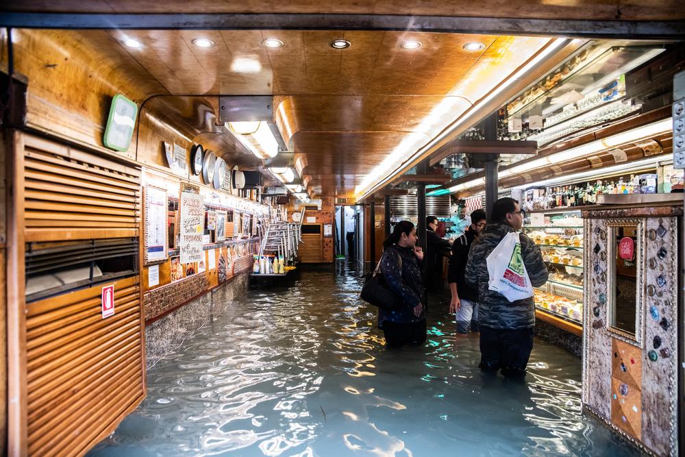 Kupovina u poplavljenoj Veneciji