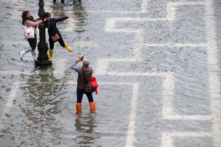 Manija bez granica: Venecija poplavljena, a šopingholičari i fotoholičari koriste trenutak! (FOTO)