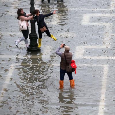 Manija bez granica: Venecija poplavljena, a šopingholičari i fotoholičari koriste trenutak! (FOTO)