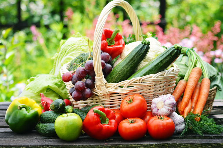 Sve sastojke imate u kuhinji: Evo kako da očistite voće i povrće od pesticida!