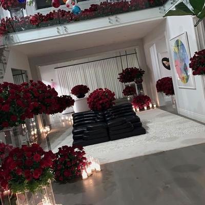 Najlepši i najromantičniji prizor koji smo u skorije vreme videli: Kuća puna ruža za Kajli Džener! (VIDEO)