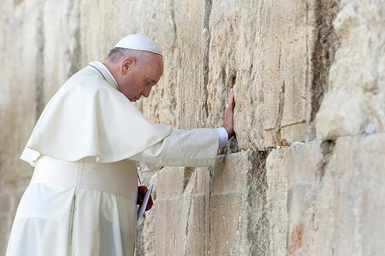 Papa menja Očenaš: Ovo kako smo se do sada molili, ništa ne valja