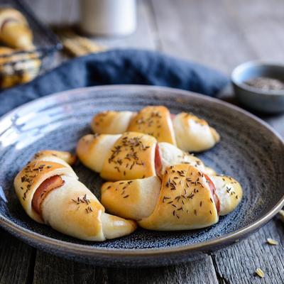 Krenuće vam voda na usta: Domaće kiflice sa slaninom mekane kao duša! (RECEPT)