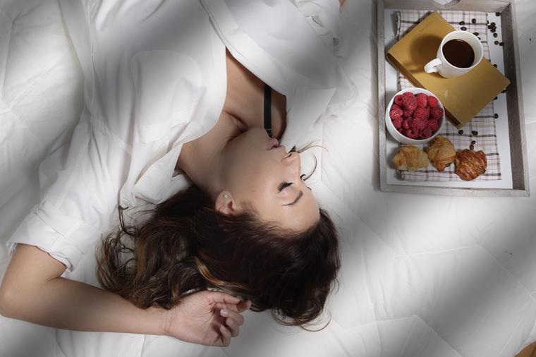 Naučnici dokazali: Evo zašto žene imaju napad gladi u PMS-u!