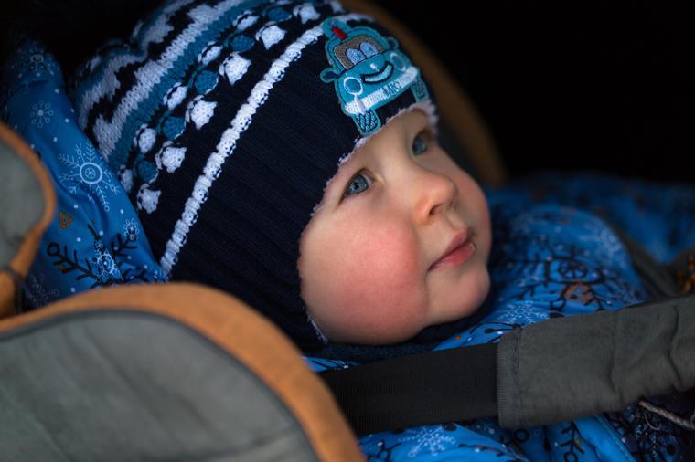 Stručnjak upozorava: Roditelji postavljaju dete u zimskoj jakni u auto-sedište, a to je opasna greška!