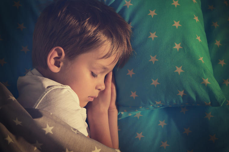 Veoma je važno da dete svako veče leže u krevet u isto vreme: Evo zašto!