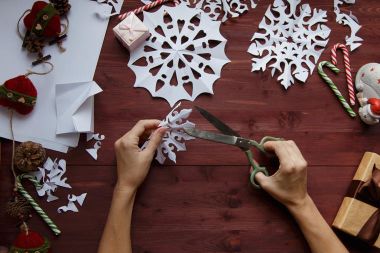 Pahuljice od papira na 6 načina: Evo kako se prave najlepši novogodišnji ukrasi! (VIDEO)