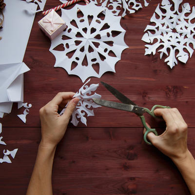 Pahuljice od papira na 6 načina: Naučite kako da napravite najlepši novogodišnji ukras! (VIDEO)