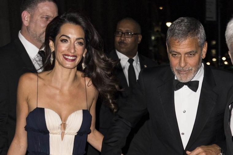 Zanosna Amal Kluni: U haljini dubokog dekoltea osvojila Njujork! (FOTO)