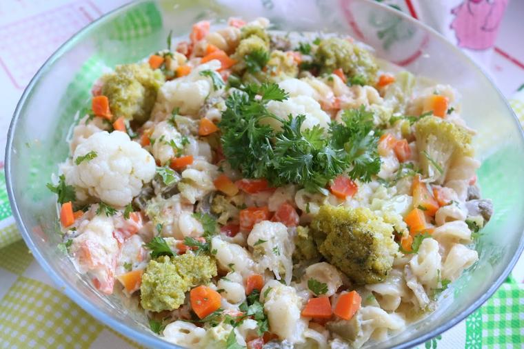 Brza posna salata: Sveže povrće garantuje svežinu i snagu!