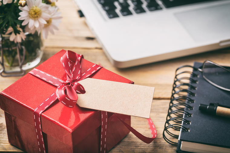 Ne blamirajte se: Ovih 7 novogodišnjih poklona nikako nemojte kupovati kolegama!